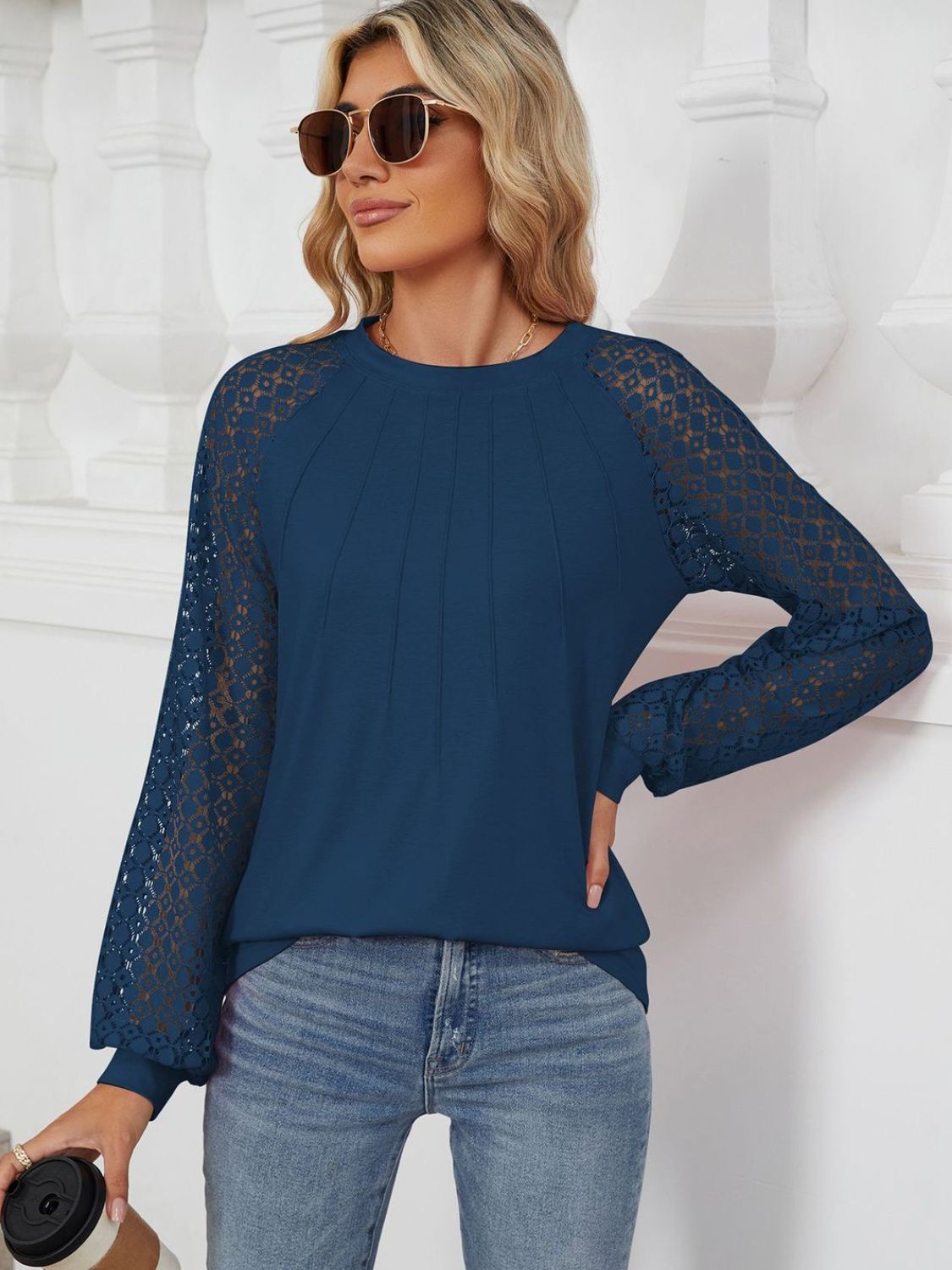 Blusa de manga larga con encaje y cuello redondo