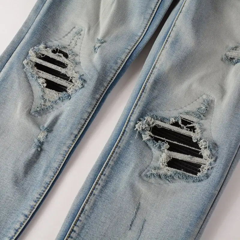 Jeans mit zerrissenen Patches