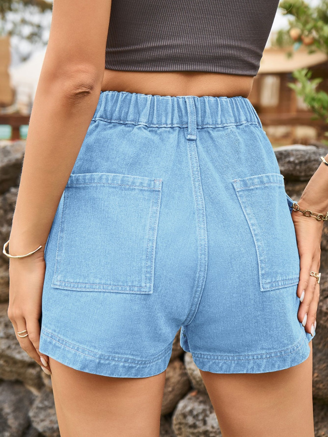 Jeansshorts mit hoher Taille und Taschen