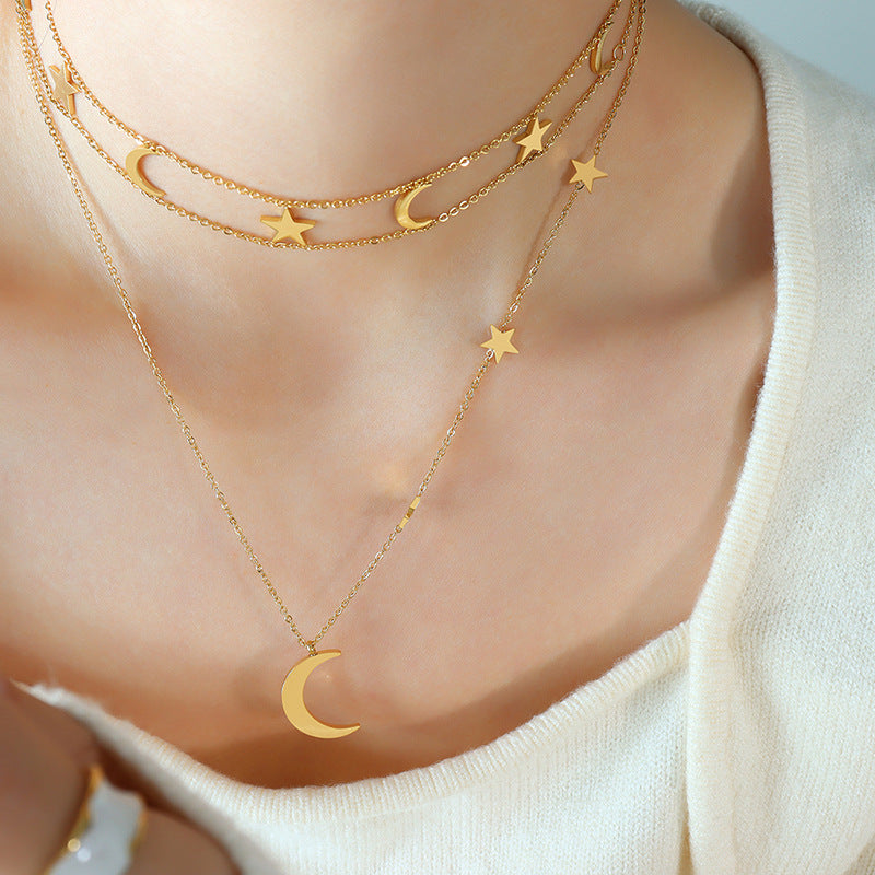 Collar de acero y titanio en capas con estrellas y lunas