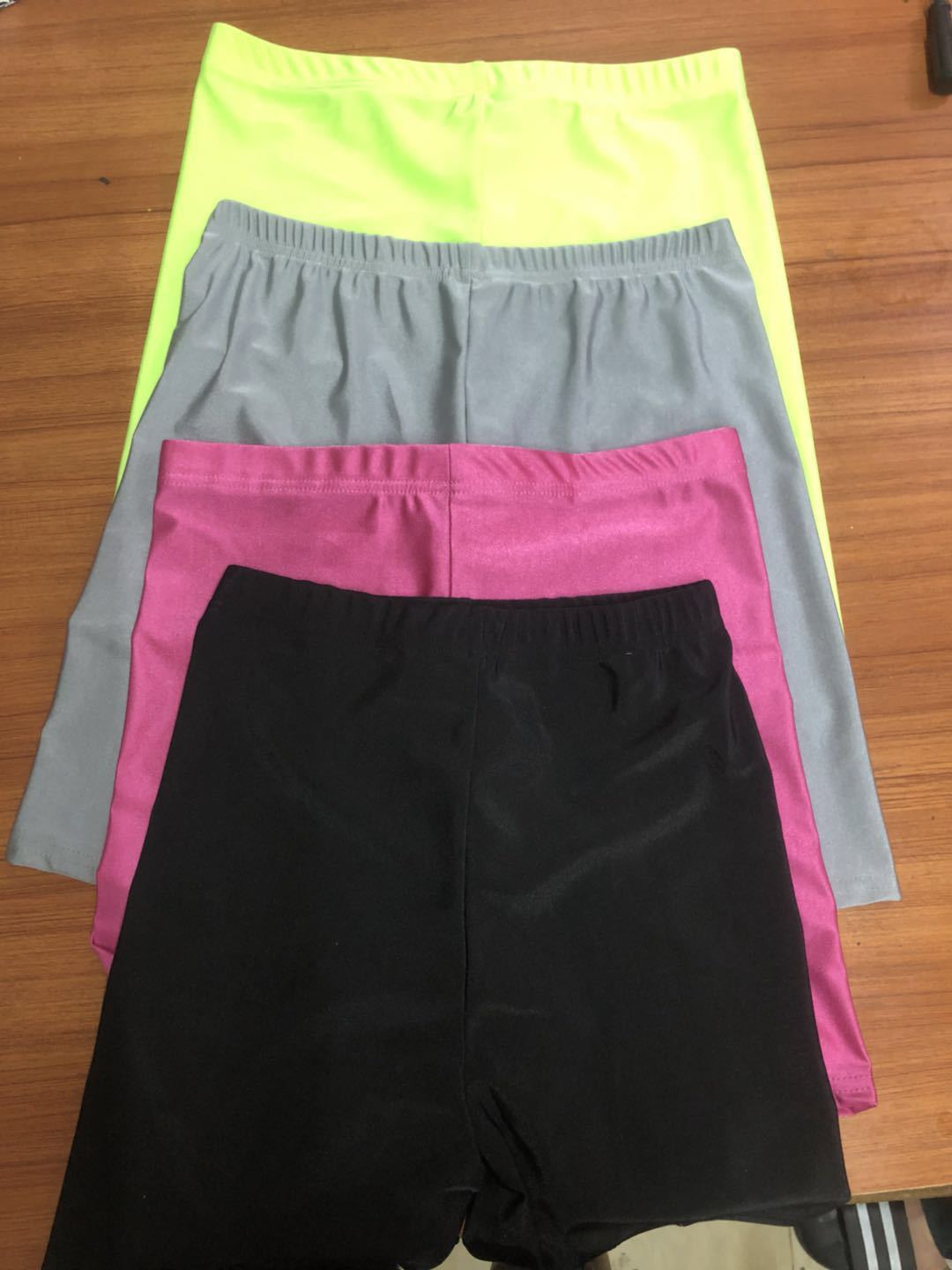 Fluoreszierende, weiche Fitness-Shorts