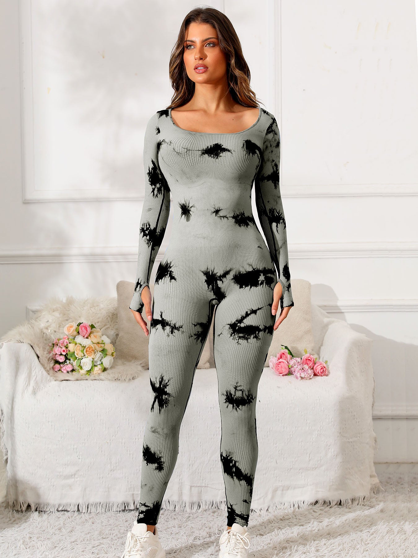 Aktiver Jumpsuit mit U-Ausschnitt und langen Ärmeln