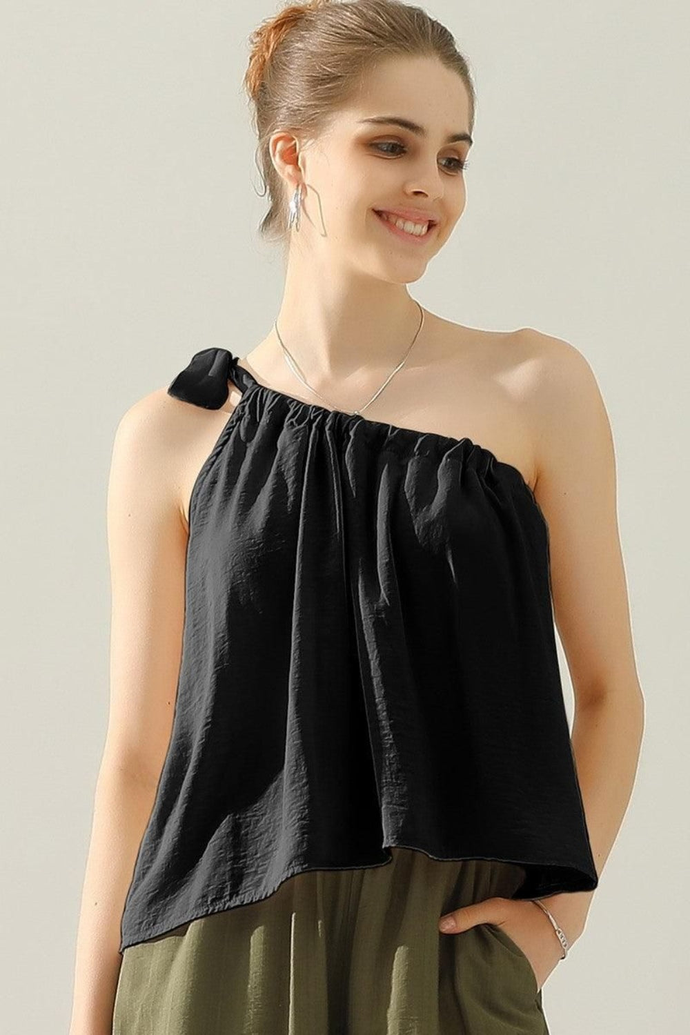 Ninexis One-Shoulder-Top aus Satinseide mit Schleife