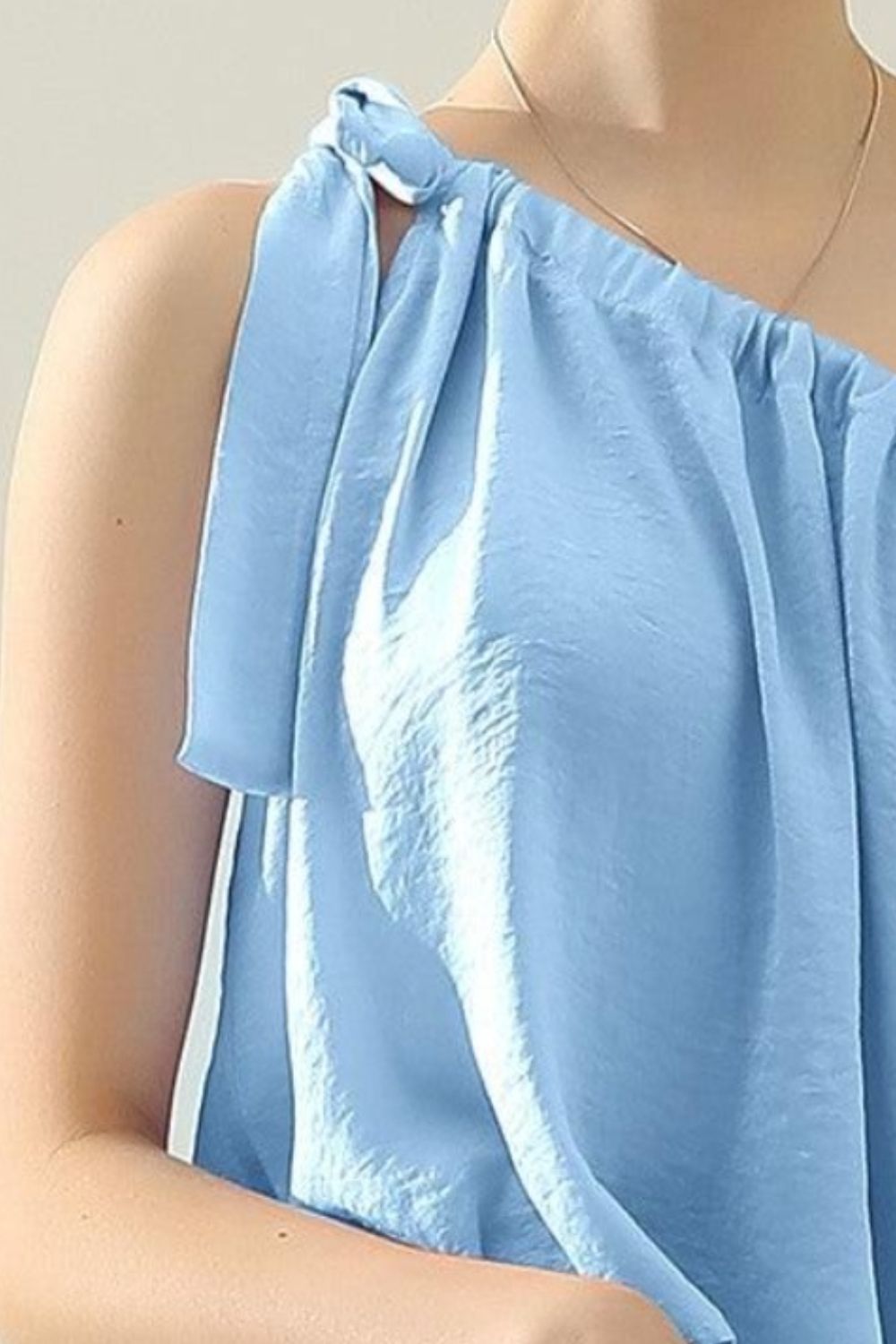 Ninexis One-Shoulder-Top aus Satinseide mit Schleife