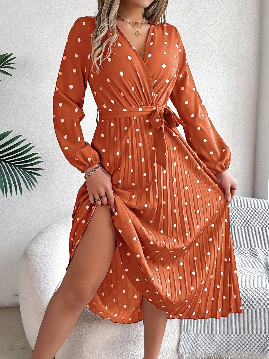 Vestido midi de manga larga con lunares anudados