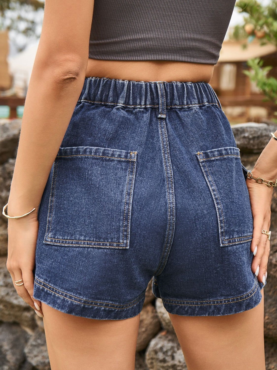 Jeansshorts mit hoher Taille und Taschen