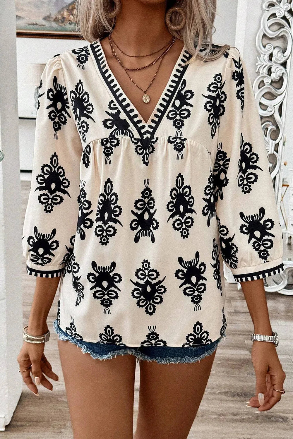 Blusa estampada con escote en V y mangas tres cuartos