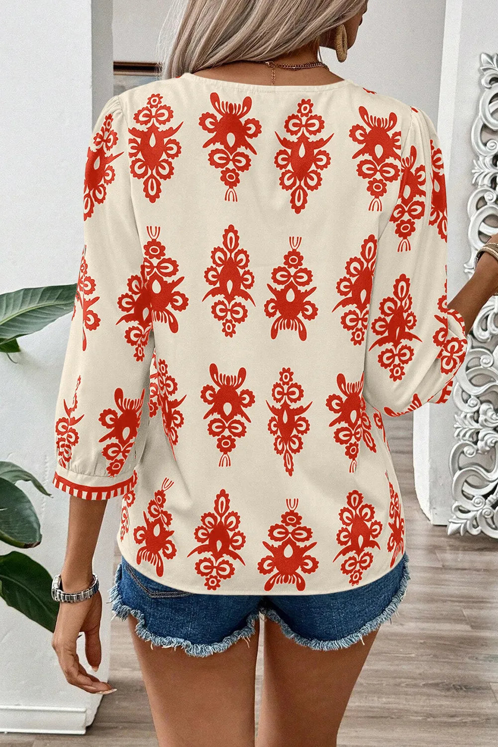 Blusa estampada con escote en V y mangas tres cuartos