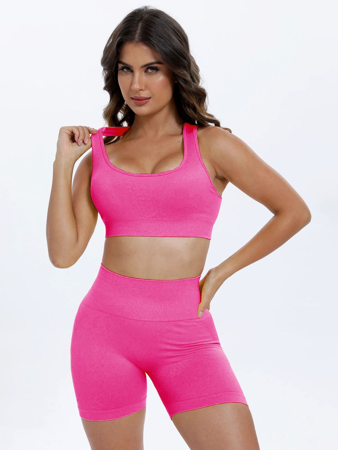 Conjunto deportivo de top y pantalones cortos con tirantes anchos y escote redondo