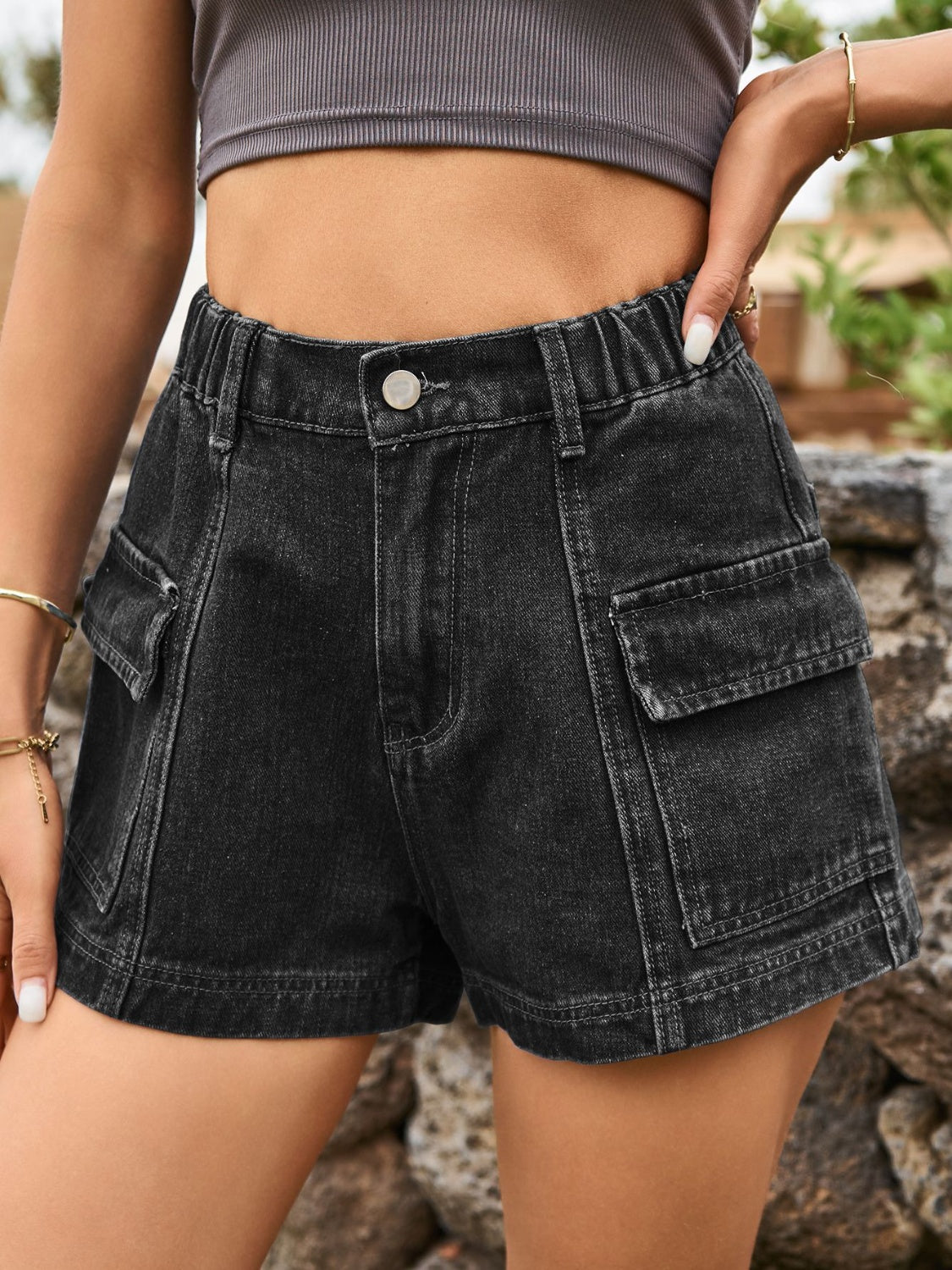 Jeansshorts mit hoher Taille und Taschen