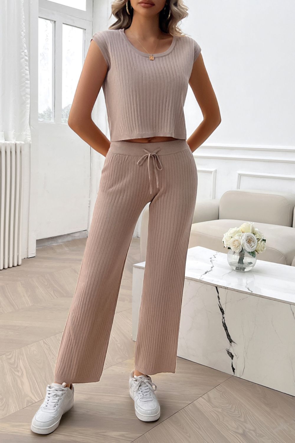 Set aus geripptem Oberteil und Hose mit Rundhalsausschnitt