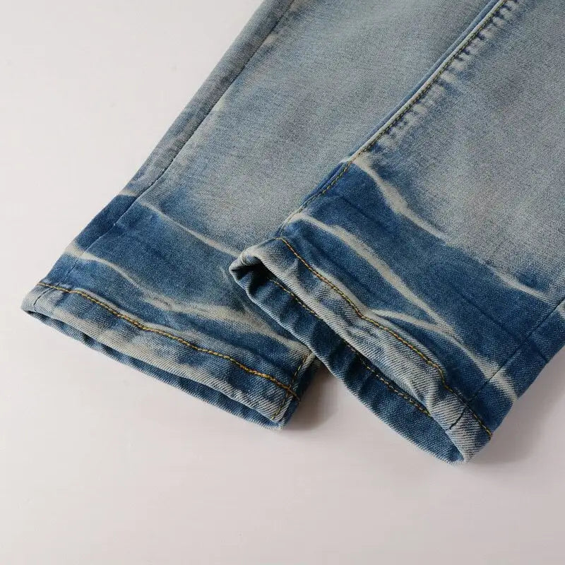 Jeans mit zerrissenen Patches