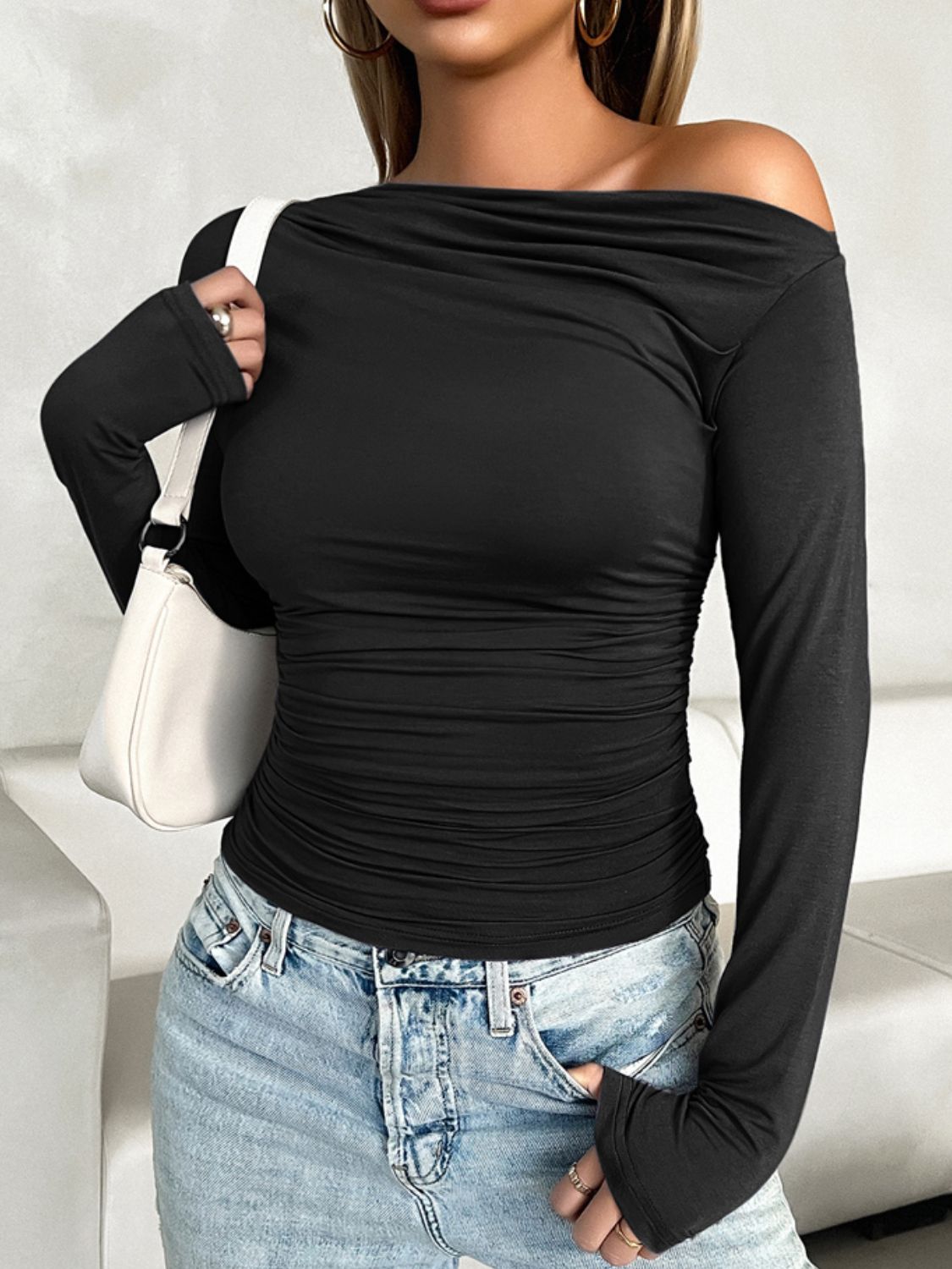 T-Shirt mit gerüschtem One-Shoulder-T-Shirt und langen Ärmeln