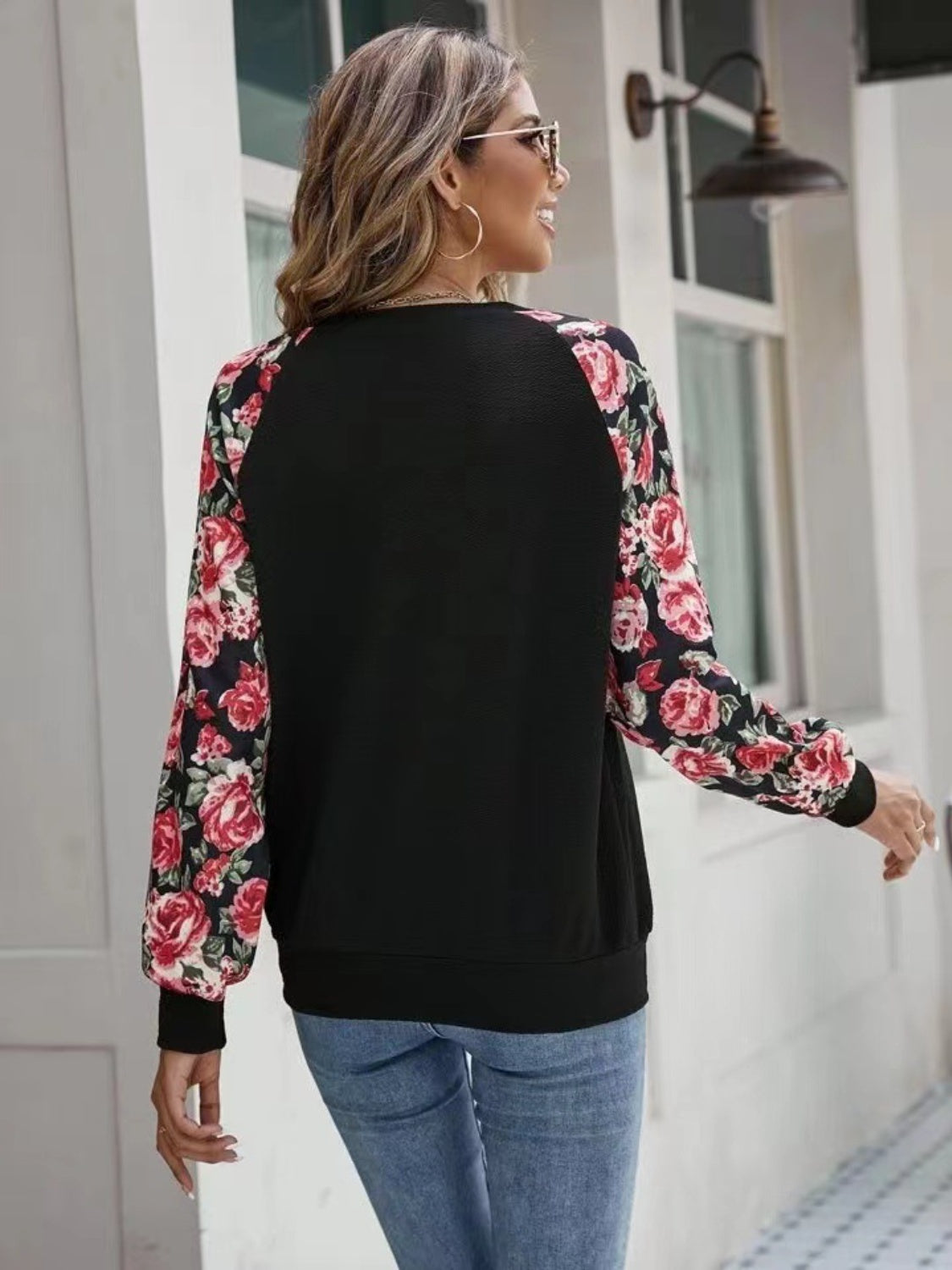 Sudadera con cuello redondo y mangas raglán con estampado floral