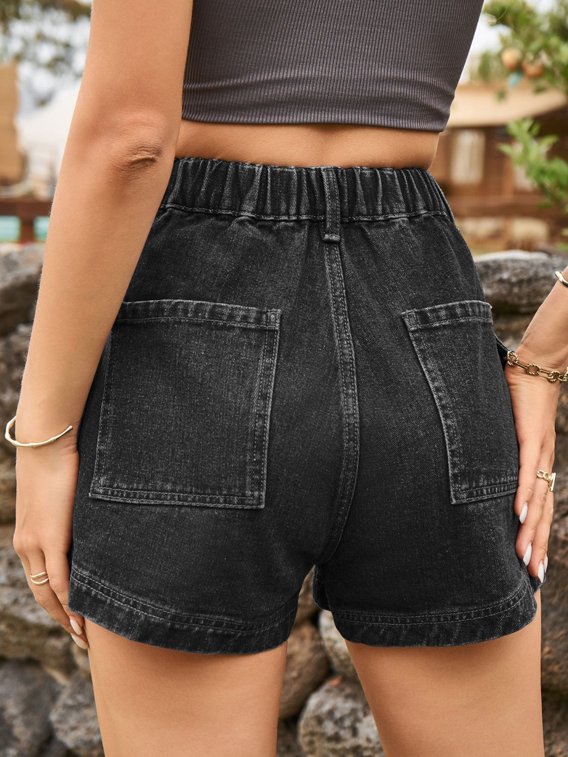 Jeansshorts mit hoher Taille und Taschen