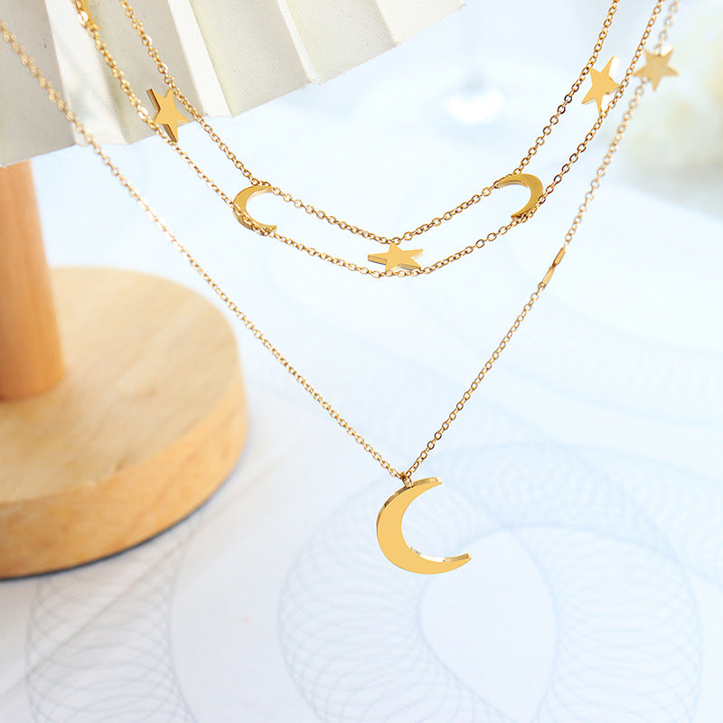 Collar de acero y titanio en capas con estrellas y lunas