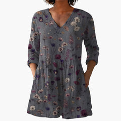 My Store 4 Addison blouse met V-hals, lange mouwen en een grijs bloemenpatroon in een vloeiende pasvorm.