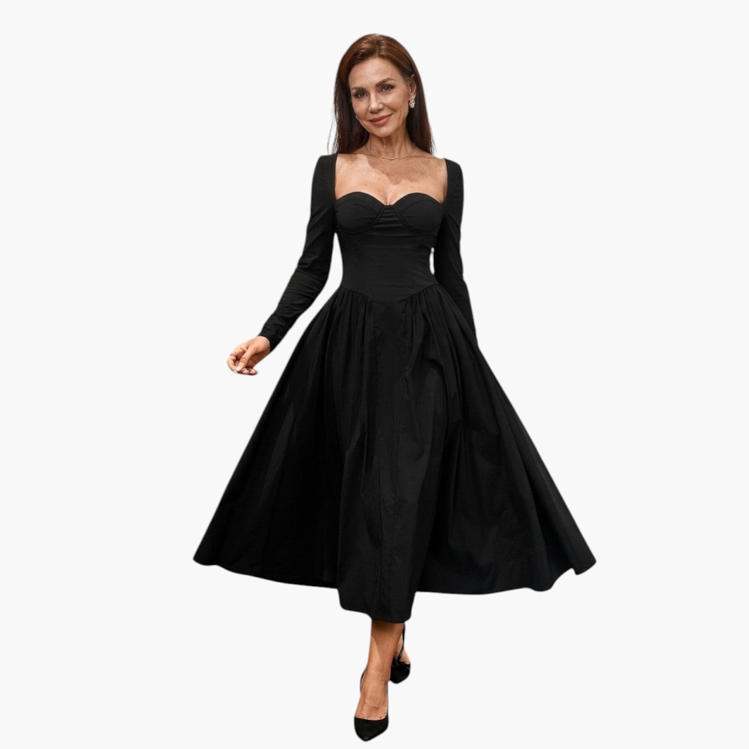 Model draagt een zwarte AKILA™ maxi-jurk met hartvormige halslijn en lange mouwen in een elegante setting.