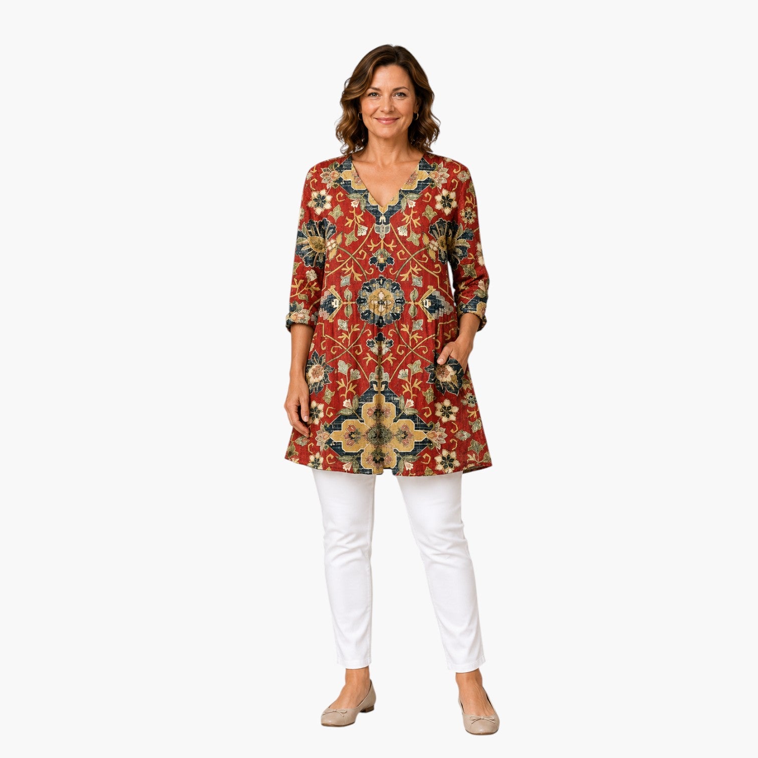 My Store 4 Amoura lange blouse met V-hals, rood met opvallend bloemenpatroon en driekwartmouwen, gedragen op witte broek