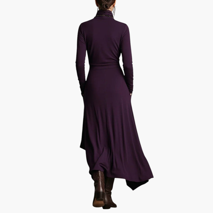 My Store 4 Arielle vintage paarse maxi-jurk met coltrui en asymmetrische zoom, gedragen met bruine laarzen.