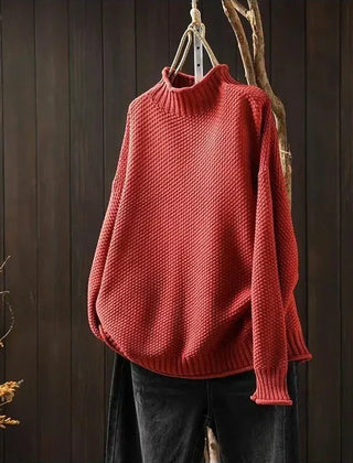 My Store 4 Barbara Relaxed Knit Jumper in rood met textuur, mock neck en verlaagde schouders hangend aan een tak.