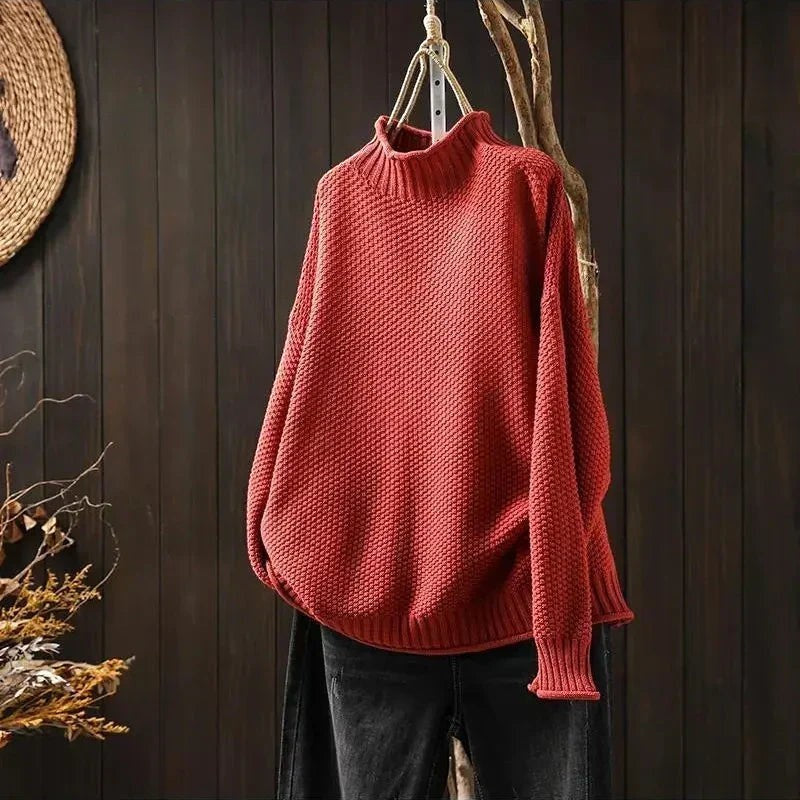 My Store 4 Barbara Relaxed Knit Jumper in rood met textuur, mock neck en verlaagde schouders hangend aan een tak.