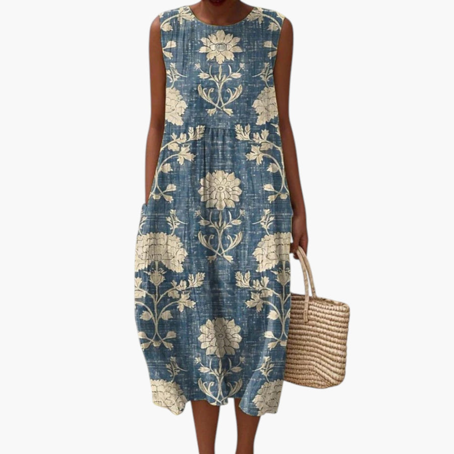 My Store 4 Belle Boho midi jurk met vintage bloemenprint in crème op een denimblauwe achtergrond op het strand