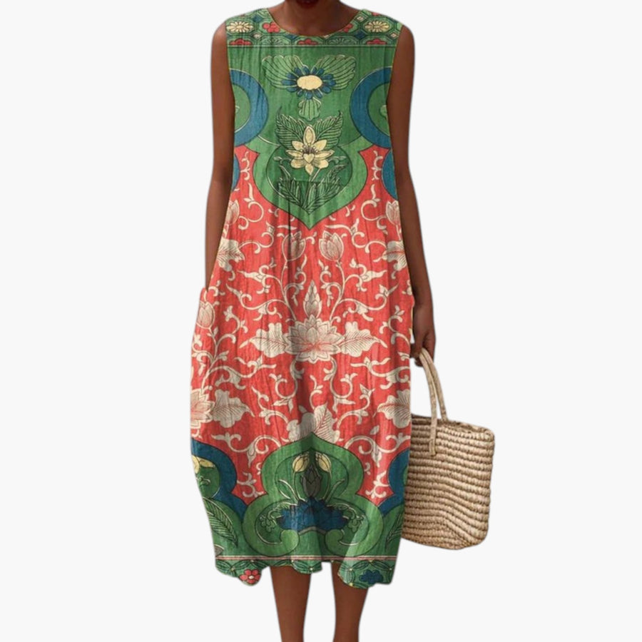My Store 4 Vera Bohemian midi jurk met kleurrijk bloemenpatroon in rood en groen op een strand