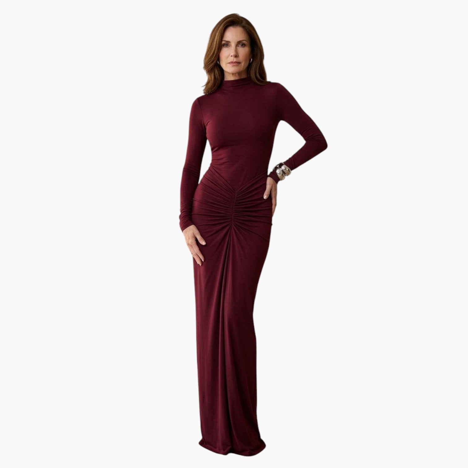 Model draagt een bordeauxrode My Store 4 BETTY bodycon maxi-jurk met lange mouwen, mock-neck en elegant gerimpeld detail.
