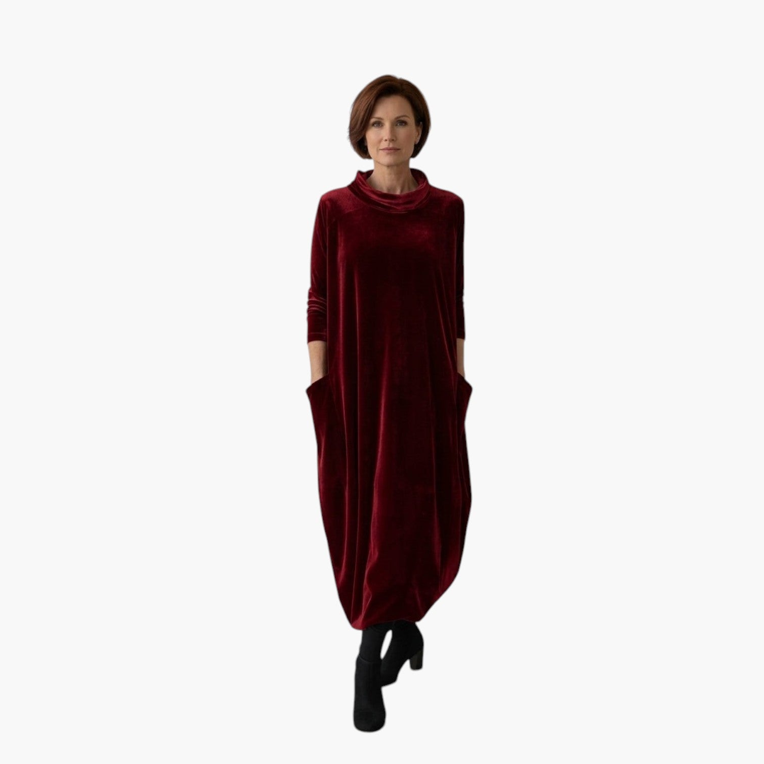 Vrouw draagt een elegante bordeauxrode Leona fluwelen maxi-jurk van My Store 4 met opstaande kraag en zijzakken.