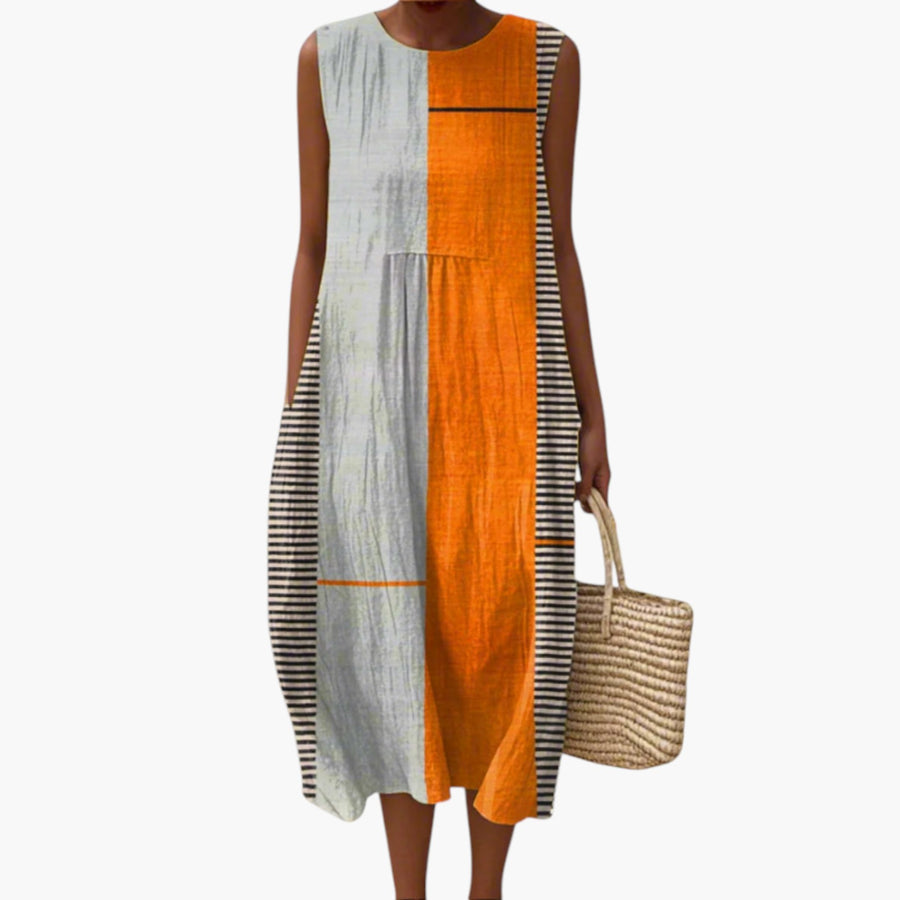 My Store 4 May Colorblock midi jurk met oranje en grijze vlakken en zwart-witte strepen op een strand.