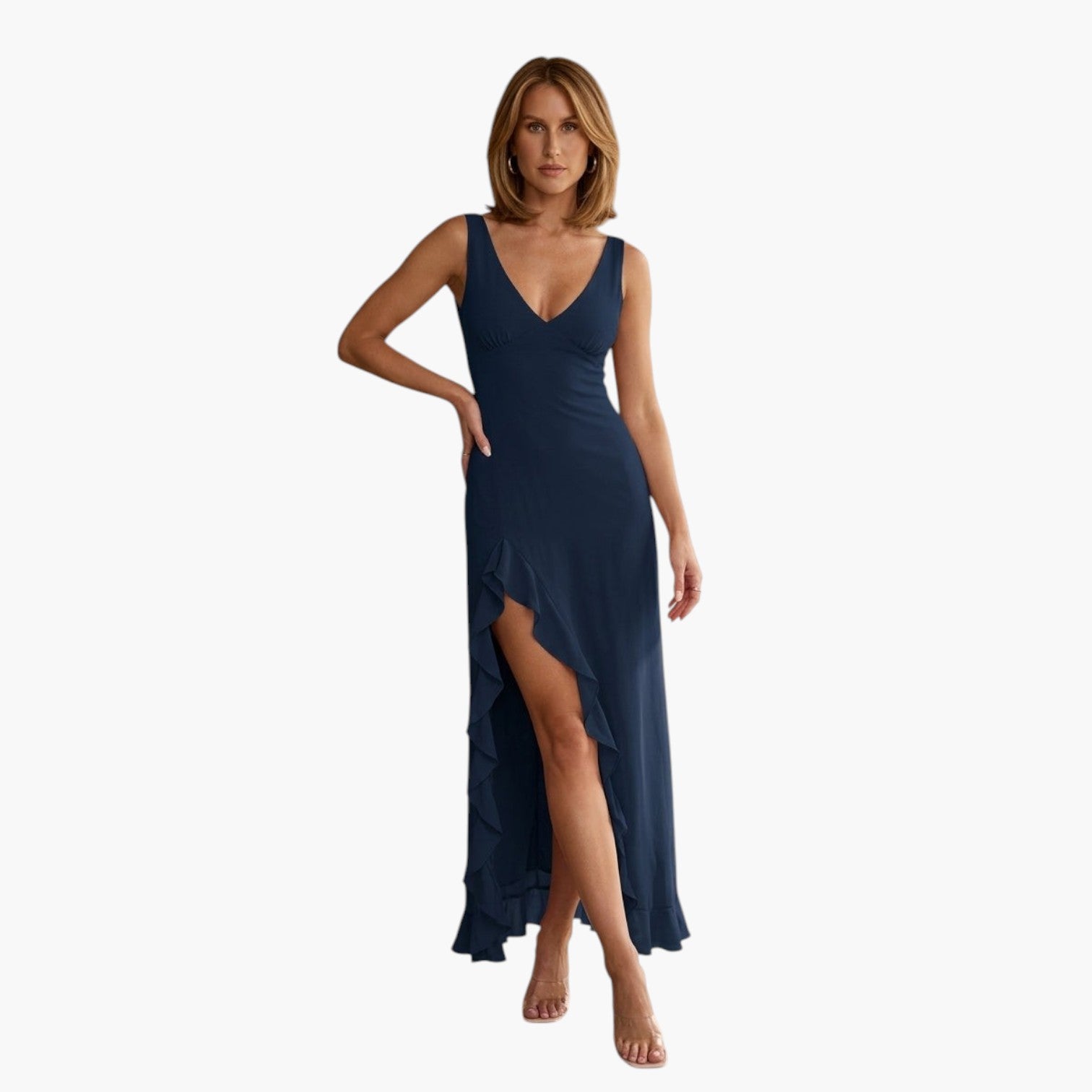 Model draagt een donkerblauwe My Store 4 maxi-jurk met V-hals, open rug en een elegante split met ruches.