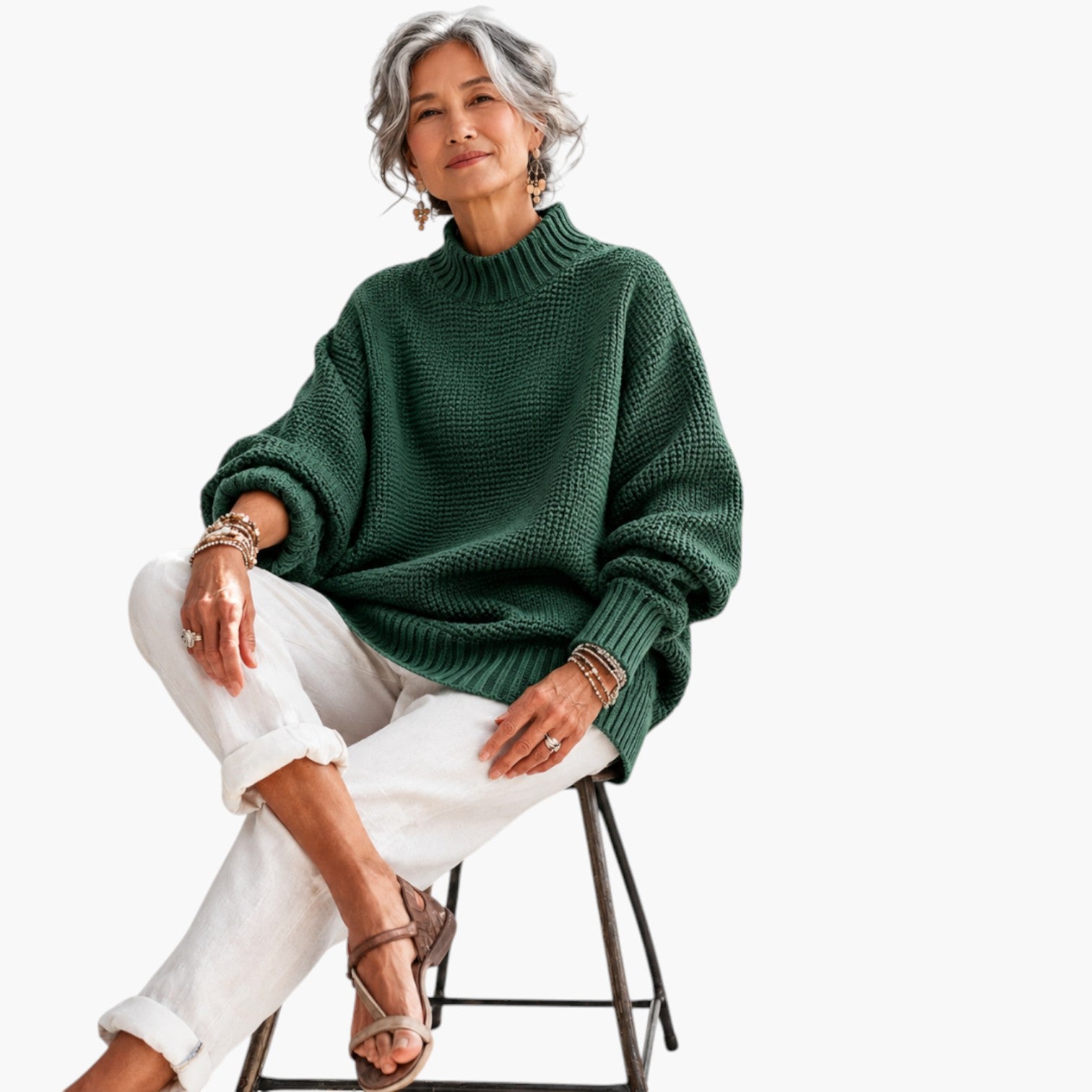 Vrouw draagt een My Store 4 Barbara relaxed knit jumper in donkergroen met een opstaande kraag en textuur.