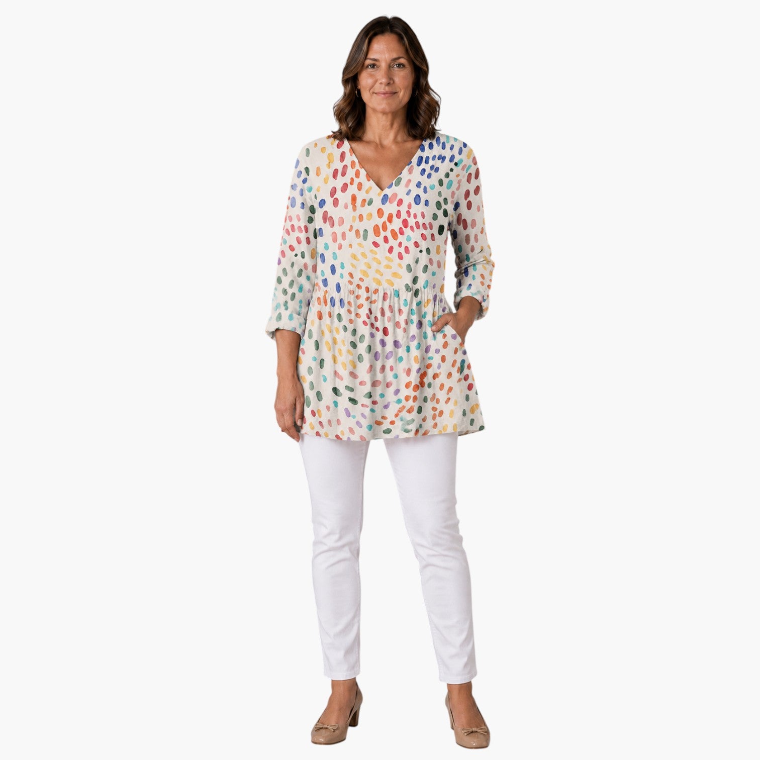 Model draagt My Store 4 Everlee blouse met V-hals, lange mouwen en kleurrijk stippenpatroon op een witte achtergrond.