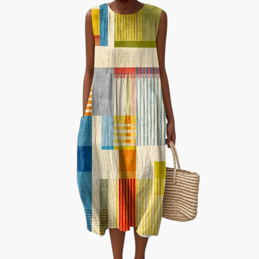 My Store 4 Eve mouwloze midi-jurk met kleurrijk geometrisch patroon en strepen, gedragen op het strand.