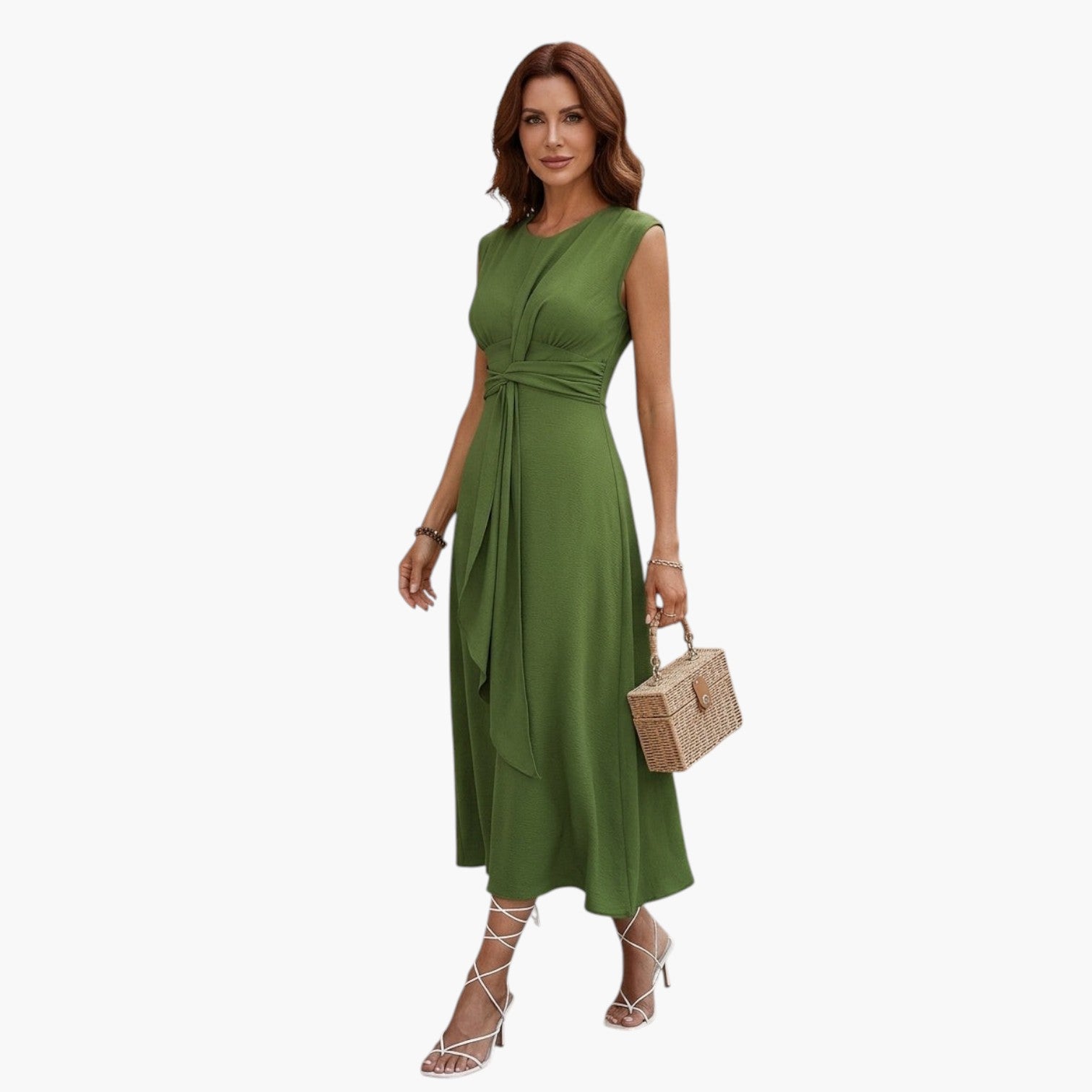 Model draagt een groene ROBBYN™ mouwloze jurk met tailleceintuur in een elegante setting.