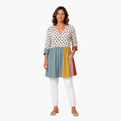 My Store 4 Jacqueline blouse met V-hals, lange mouwen en een kleurrijk gestreept en gestippeld patroon in een relaxte pasvorm.