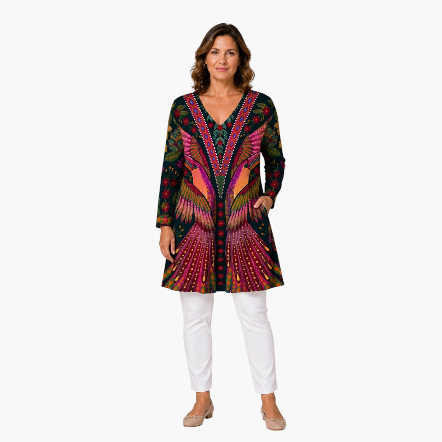 My Store 4 Jayla lange blouse met V-hals en kleurrijk abstract patroon, gedragen met witte broek en beige schoenen.