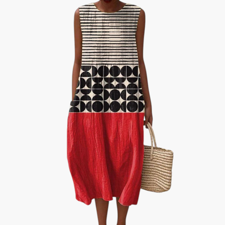 My Store 4 mouwloze midi-jurk met kleurblokken, zwart-wit grafisch patroon en een opvallende rode rok op het strand.