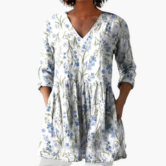 My Store 4 Lenora lange blouse met V-hals, witte stof met blauw bloemenpatroon en een vloeiende pasvorm.