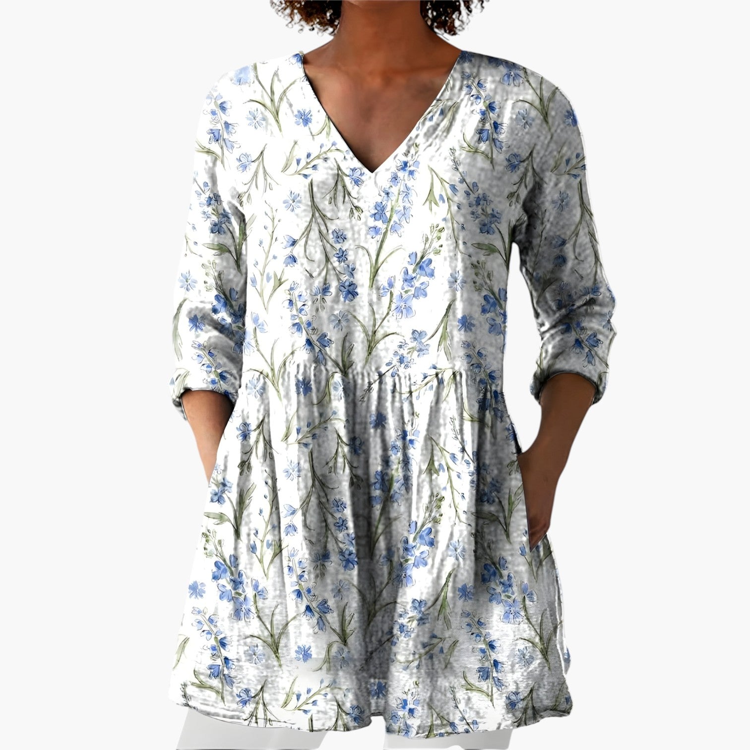 My Store 4 Lenora lange blouse met V-hals, witte stof met blauw bloemenpatroon en een vloeiende pasvorm.