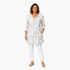 Vrouw draagt My Store 4 Lenora lange blouse met V-hals, blauw bloemenpatroon en een zwierig silhouet in een casual stijl.