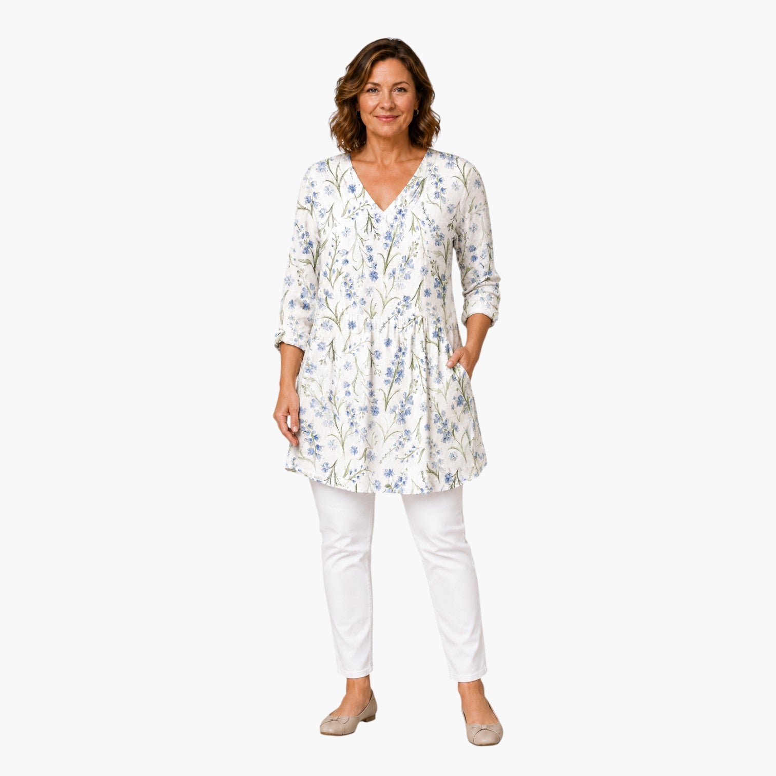 Vrouw draagt My Store 4 Lenora lange blouse met V-hals, blauw bloemenpatroon en een zwierig silhouet in een casual stijl.