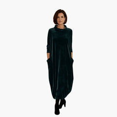 My Store 4 Leona fluweel maxi jurk in donkergroen met opstaande kraag en zakken, gedragen door een vrouw.