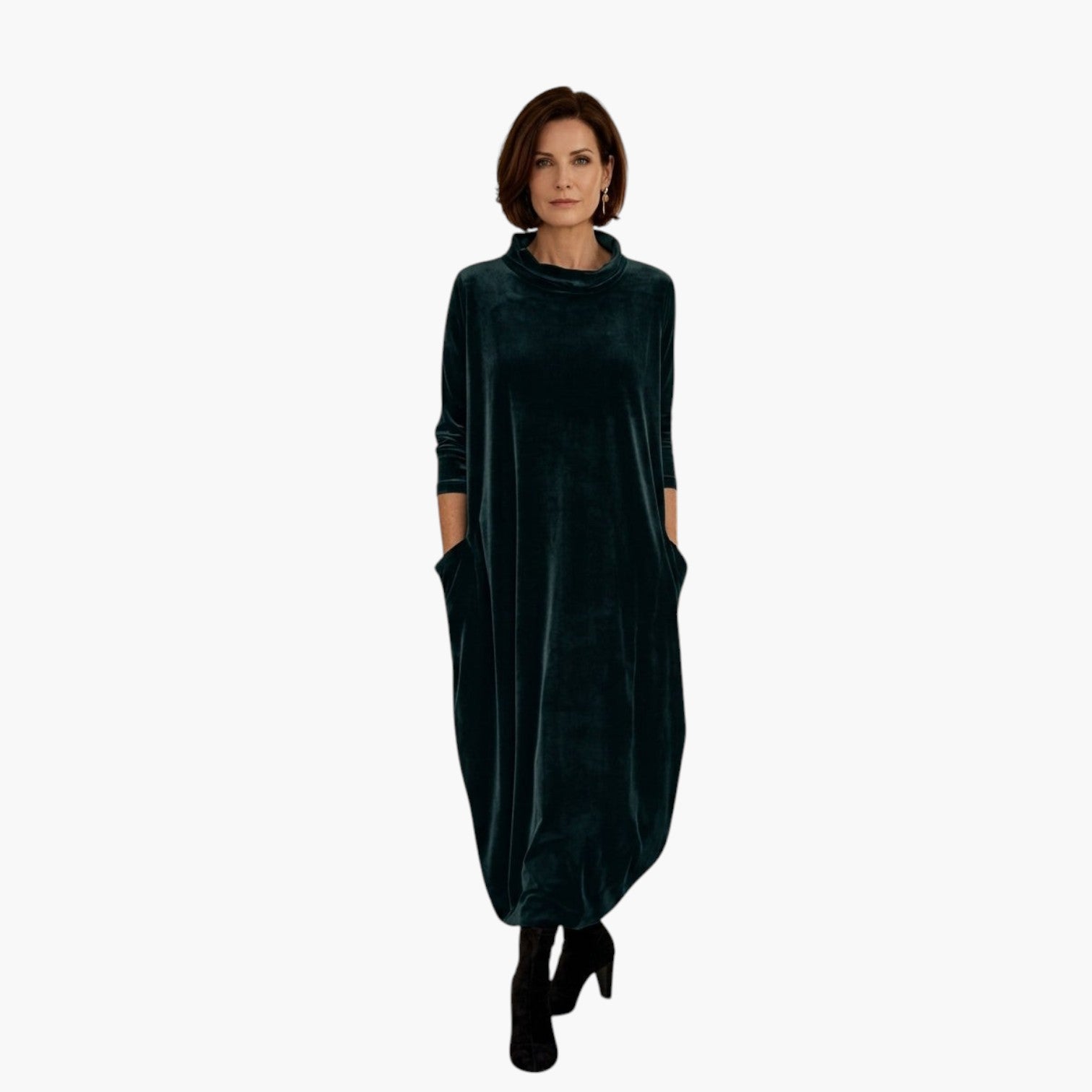 My Store 4 Leona fluweel maxi jurk in donkergroen met opstaande kraag en zakken, gedragen door een vrouw.
