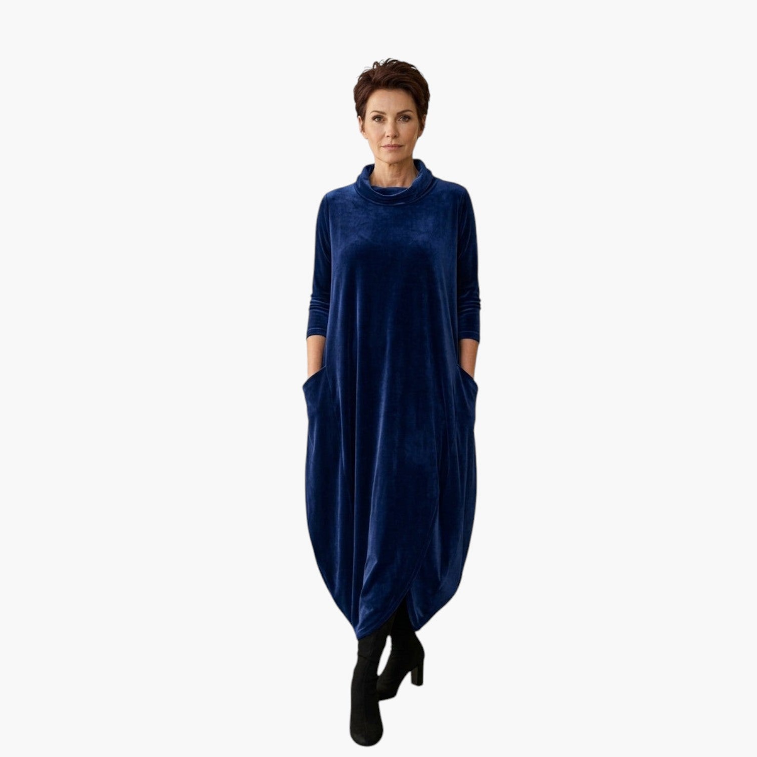 Model draagt een My Store 4 Leona fluwelen maxi-jurk in donkerblauw met opstaande kraag en zijzakken.