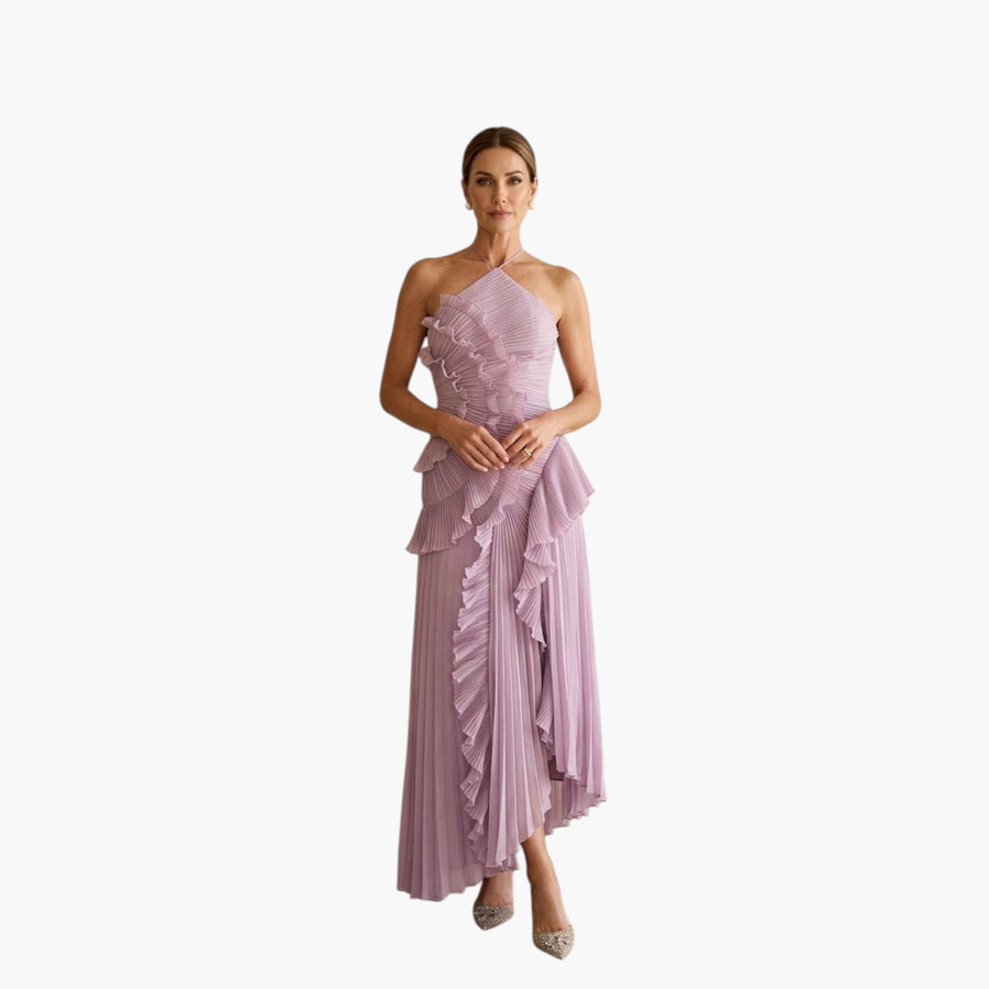 My Store 4 QUINTESSA halternek maxi-jurk in lila met geplooide details en asymmetrische zoom in een elegant interieur.