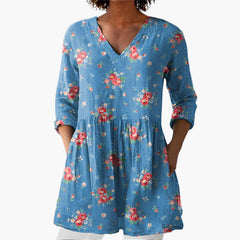 My Store 4 Lucia lange blouse met V-hals, blauw met rood bloemenpatroon, vloeiende pasvorm en lange mouwen.