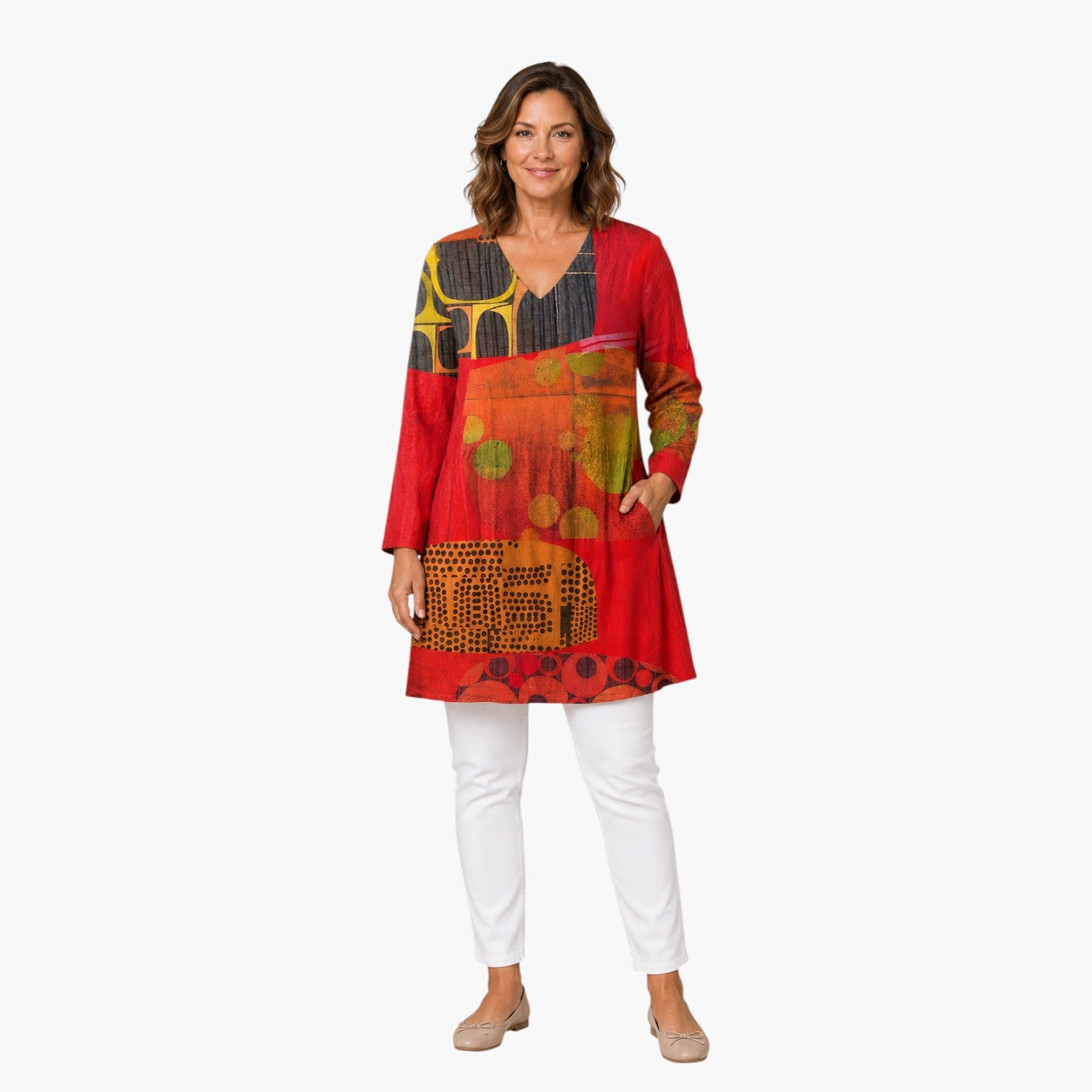 Model draagt My Store 4 Maria lange blouse met V-hals, kleurrijk abstract patroon en lange mouwen in een relaxte pasvorm.
