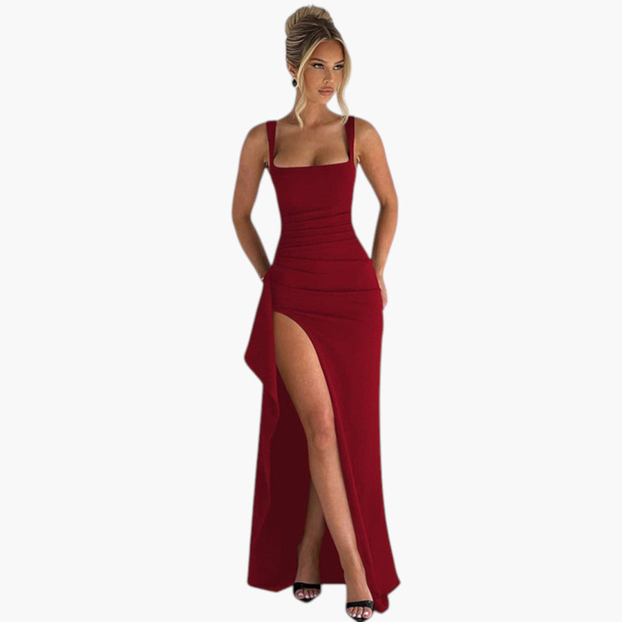 My Store 4 MARILYN formele rode maxi-jurk met hoge split en vierkante halslijn gedragen door een model